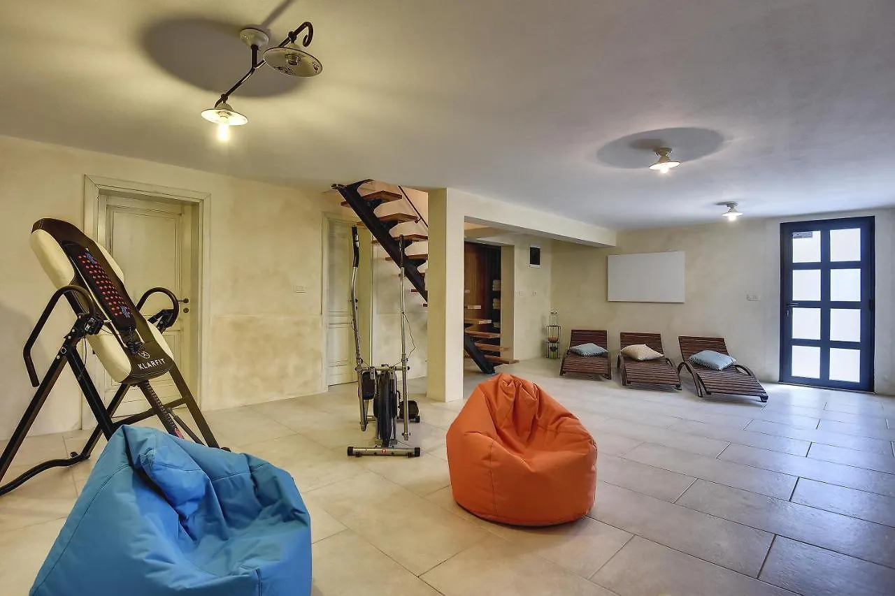 Azur Villa Muntic 0*,
